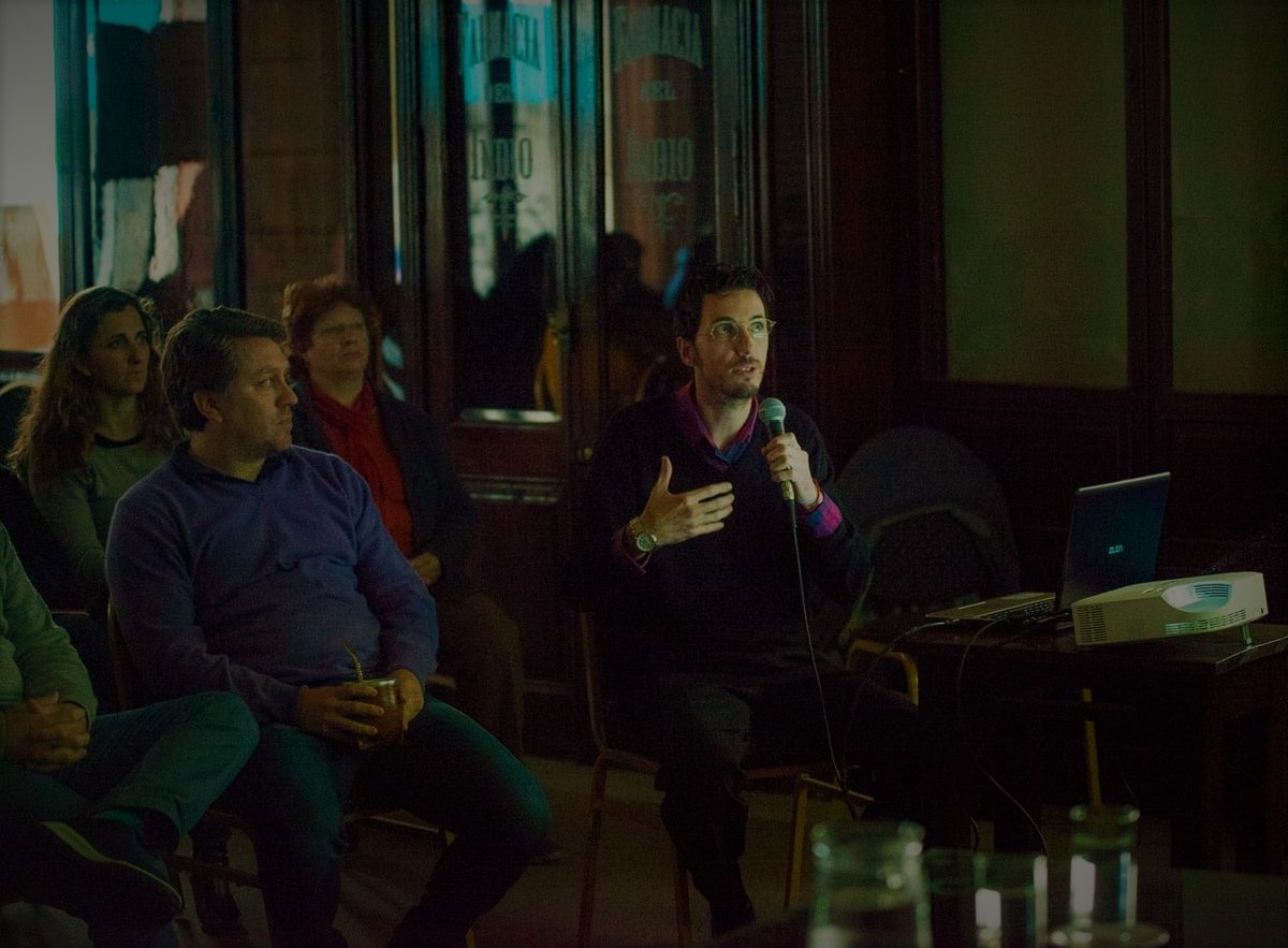 Gustavo Zacarías presentando el proyecto